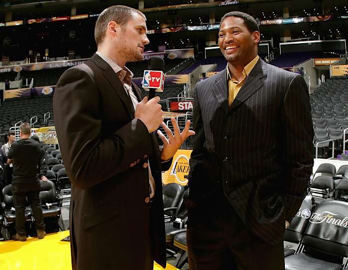 2009-Kevin-Love-Robert-Horry.jpg